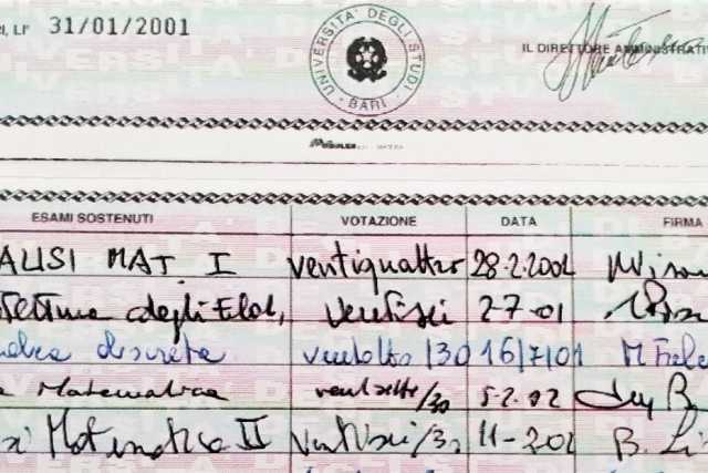 Statini da imbucare, libretti da far firmare, libri da fotocopiare: l'Universit� ai tempi della "carta" 